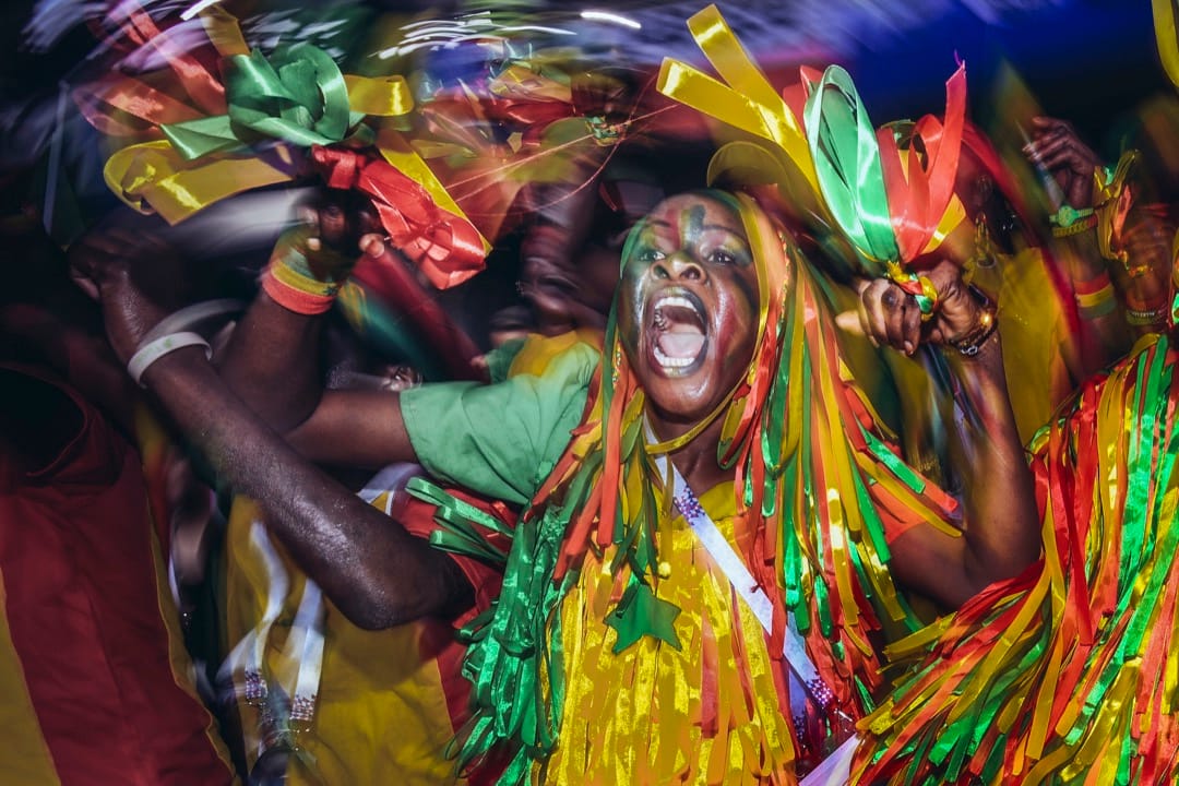 2018年6月19日，莫斯科斯巴达克体育场上演世界杯H组赛事，由波兰对塞内加尔，塞内加尔球迷挥动彩带为球队打气。