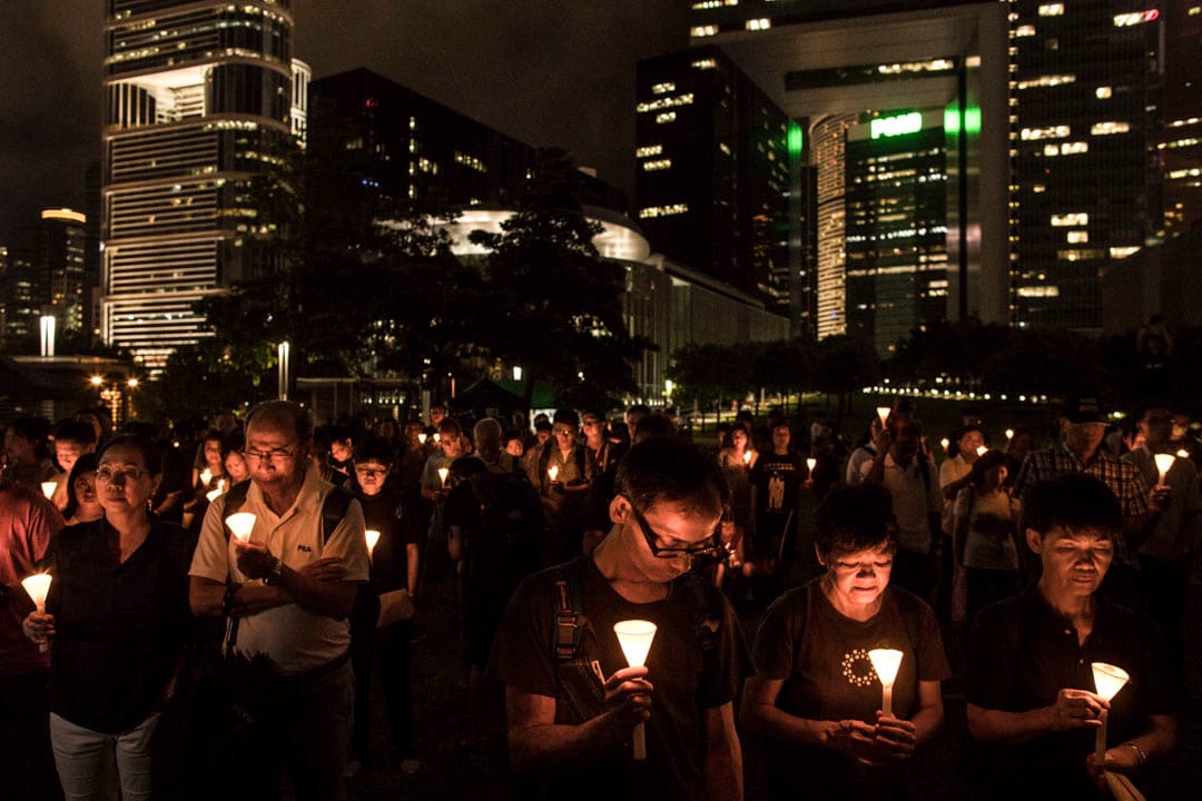 劉曉波逝世一周年追思會在添馬公園舉行，逾400名市民參與，不少人都手持大會派發的白色蠟燭，追思劉曉波。