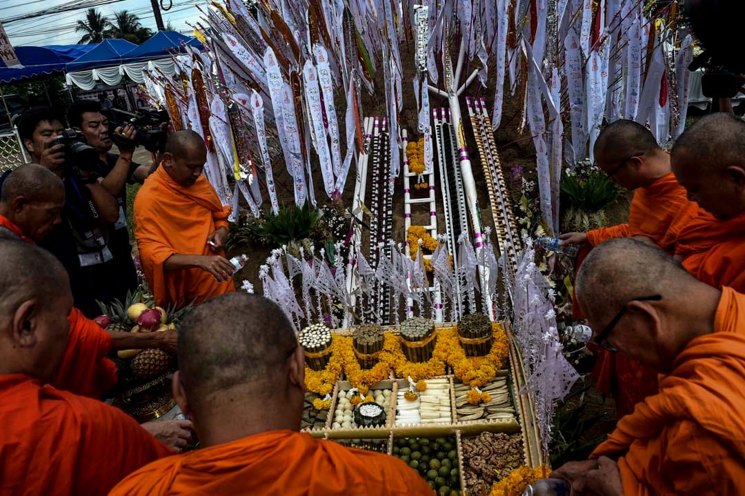 7月1日，和尚在山洞附近的一所學校設置祭壇，為被困山洞的少年祈福。