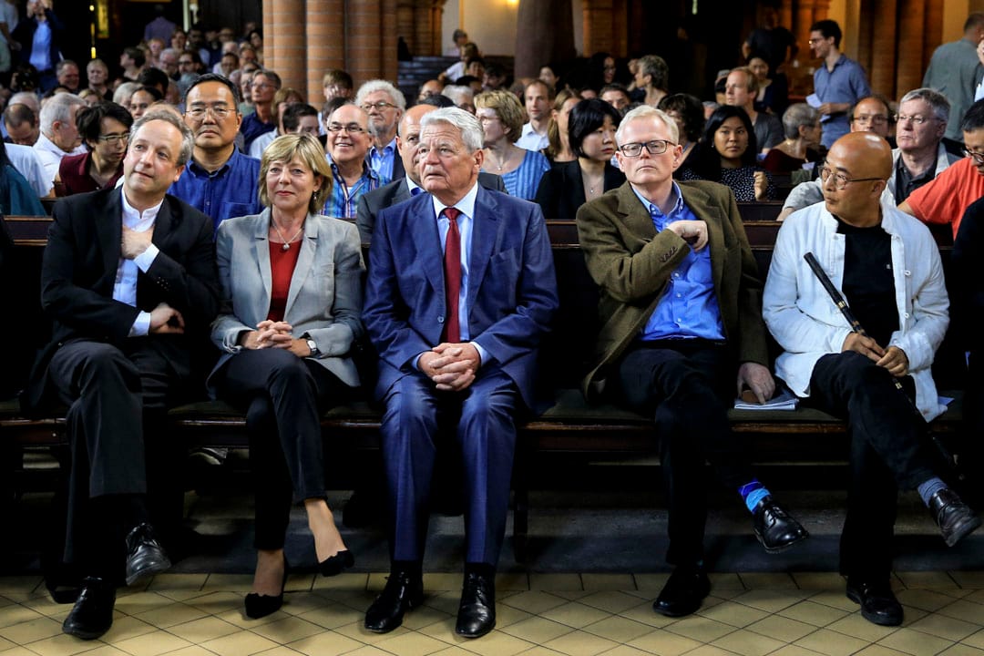 德國前總統高克(中)，美國作家張彥， 詩人廖亦武出席柏林客西馬尼教堂的追思會。