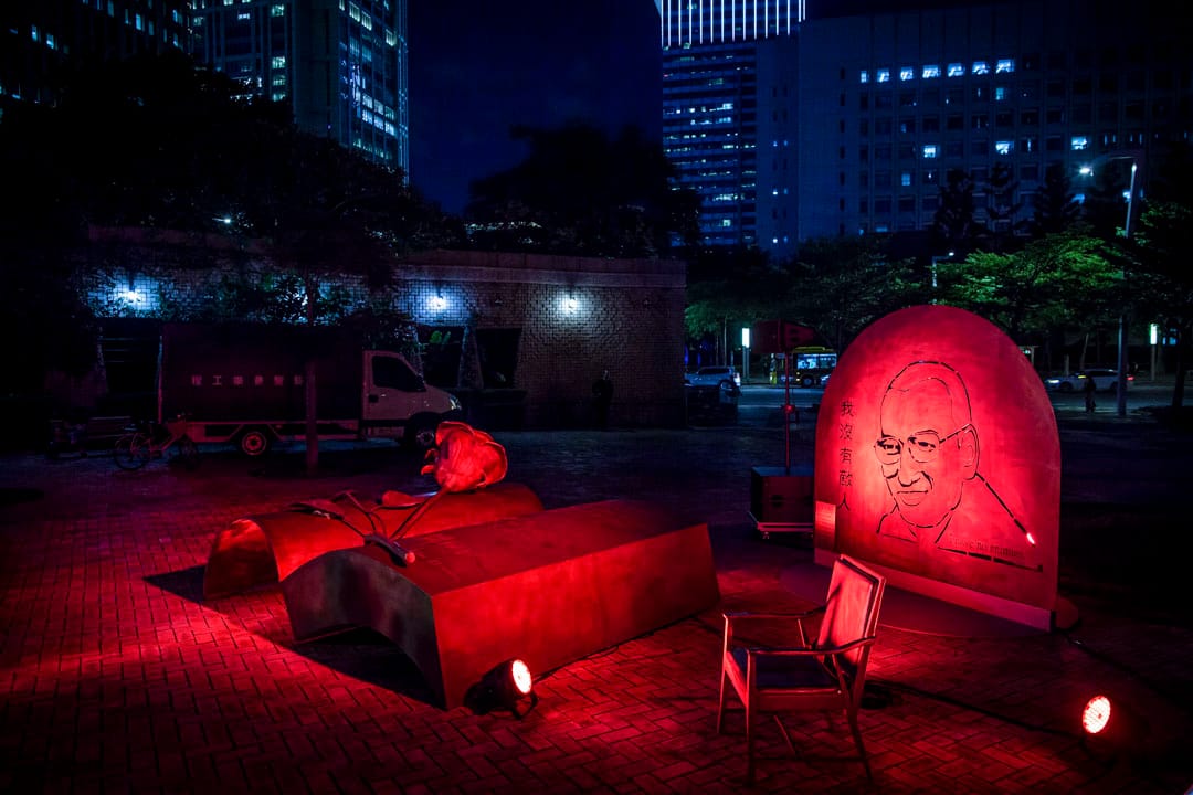 吾爾開希創辦的「劉曉波之友」，在台北市政府外的市民廣場公園，豎立一尊寫有劉曉波對世界的理想和期待的紀念雕塑。