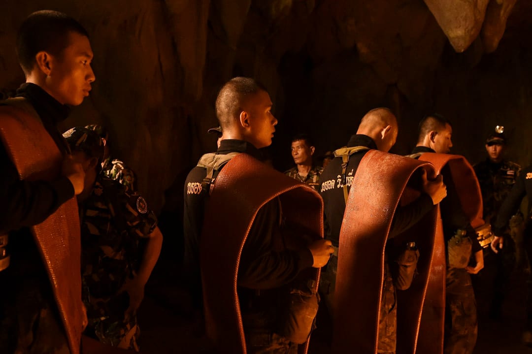 6月27日，泰國軍隊士兵把軟管帶進洞穴內，預備抽走部分山洞內的積水。