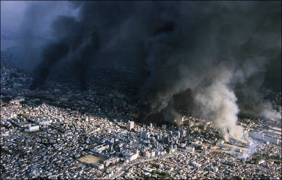 坂神大地震的发生时间为1995年1月17日，造成相当多伤亡。官方统计有6,434人死亡。