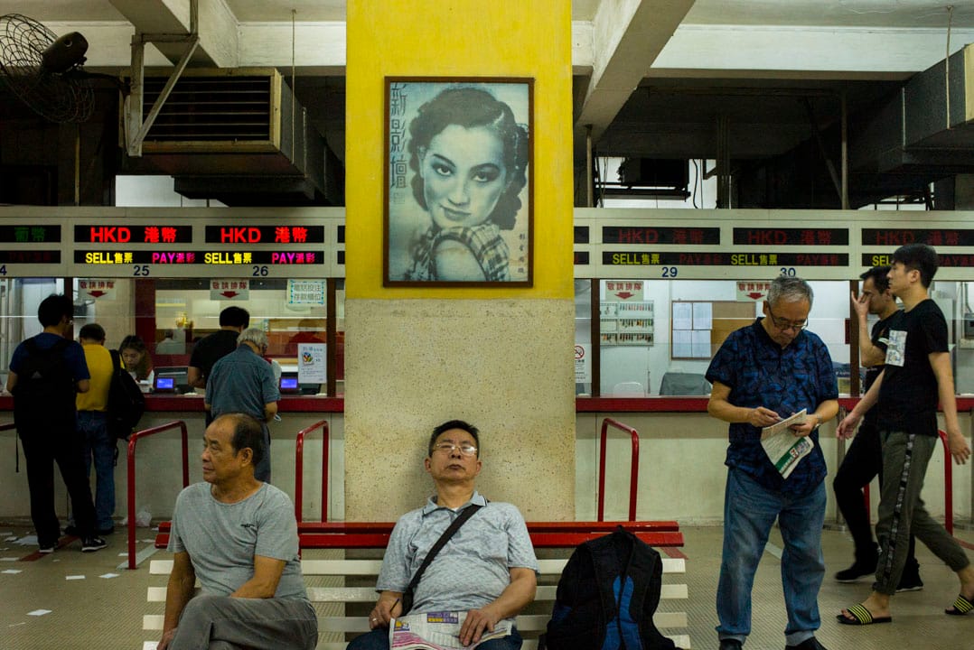 賽狗場內的投注區，懷舊的海報和發黃的牆，還有不再運作的櫃檯。