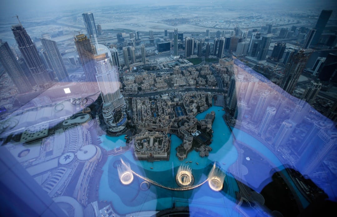 杜拜哈里发塔，楼高828米、共163层，于2010年完工，是目前全球最高的摩天大厦。图为哈里发塔112楼的景观，俯瞰全球最大型的音乐喷泉。