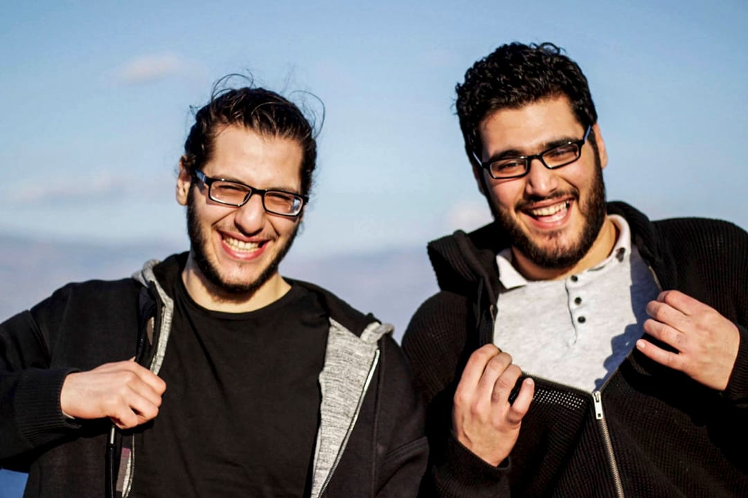 24歲和21歲的親兄弟Mohamad(右)和Abood(左),跟25歲、青梅竹馬的兒時玩伴M,成長於離敘利亞首都大馬士革不遠的城鎮。現在Mohamad、Abood和M已居於東歐國家斯洛文尼亞,但M的家人則仍留在敘利亞,因此他無法出鏡。