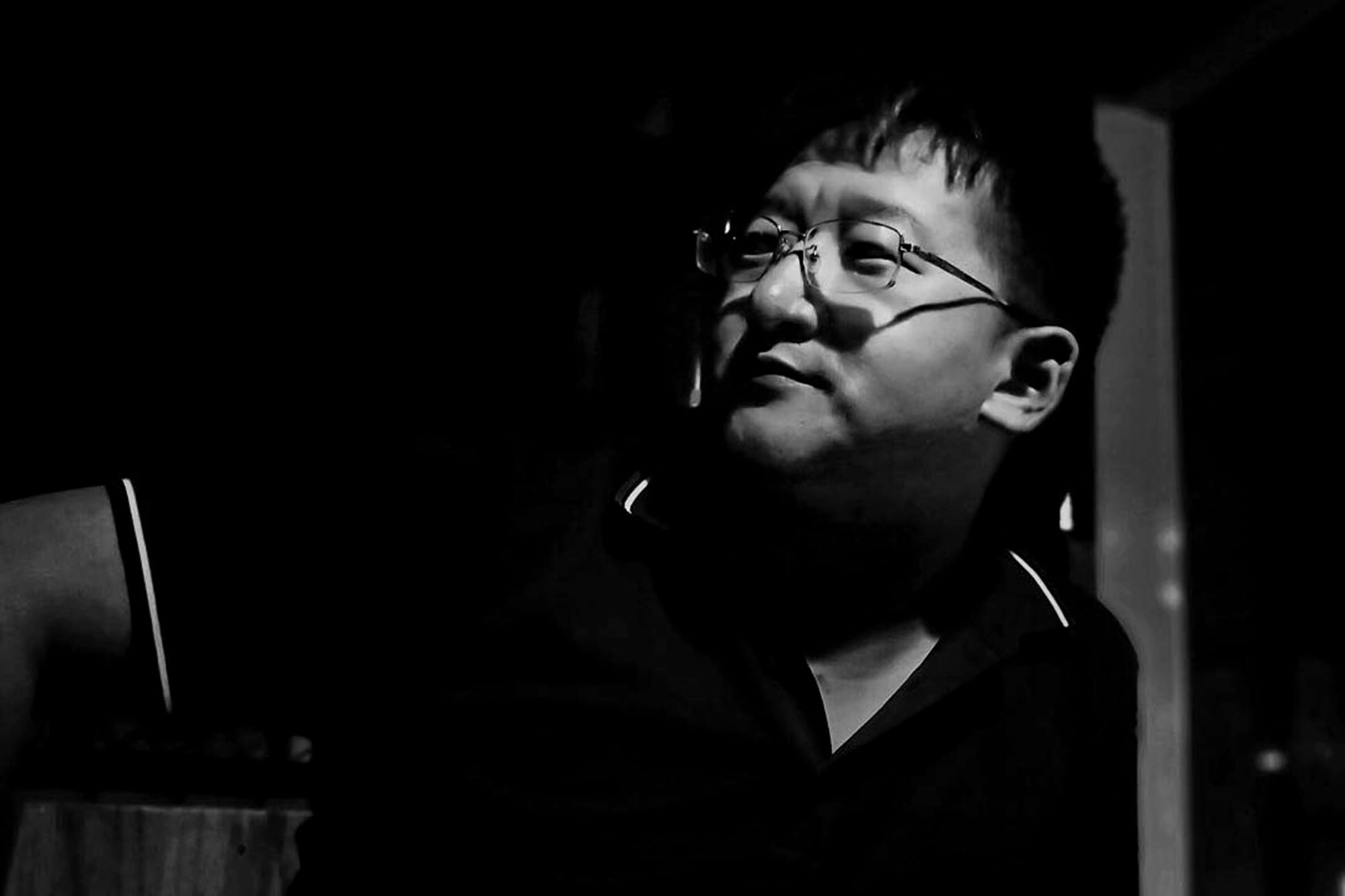 張凱今年39歲，維權律師，近年以微信公眾號「張凱律師」發表時評，靠打賞為生。7月22日發表時評《都在一條船上》，探討劣質疫苗的監管弊病。獲得千萬級的閲讀量和接近140萬元人民幣的網絡打賞。隨後這篇文章連同張凱的個人公眾號遭到全網刪除、封禁，140萬元打賞被凍結。