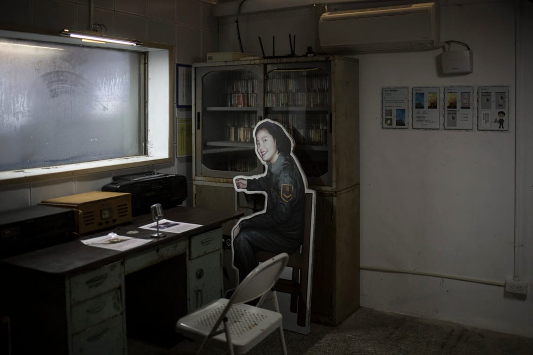 金门马山播音站内，邓丽君的人型纸板在播音室𥚃。