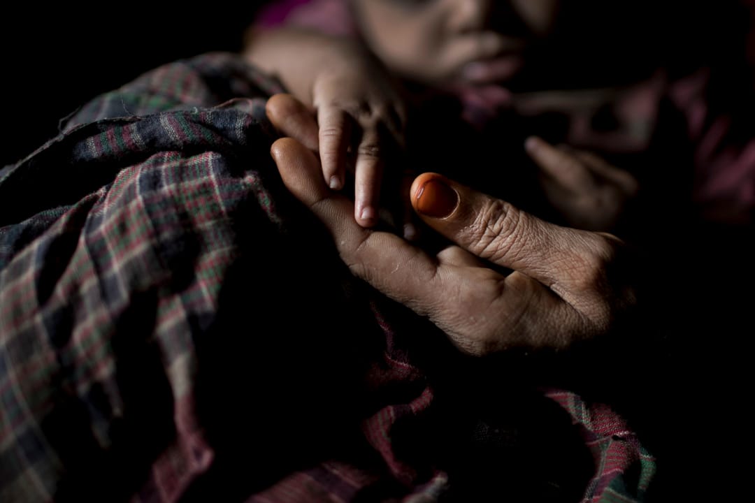 住在Balukhali難民營的「S」手裏執著她剛誕下不久的男嬰的小手。