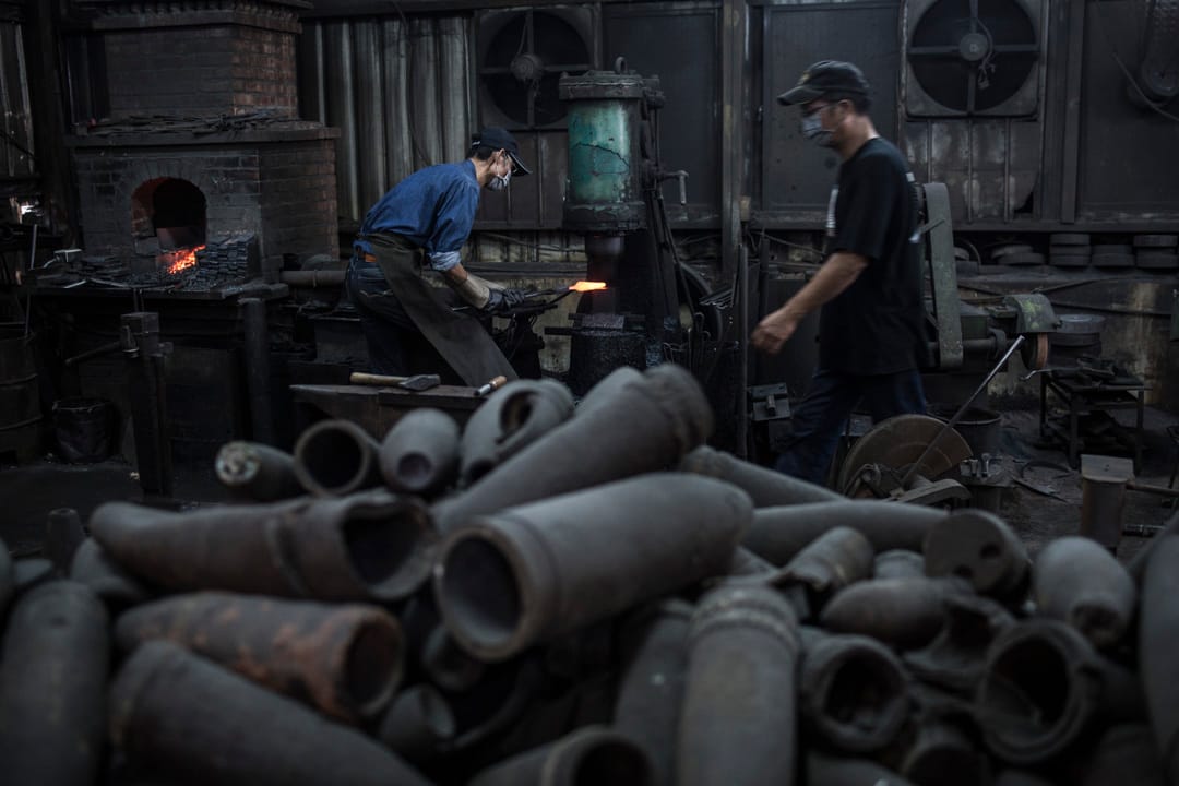 金门金合利钢刀厂老板吴朝熙正在制刀，由于20年间百万枚砲弹落在金门，刀厂大量收集砲轰金门的砲弹，将之锻造刀具，金门菜刀现成了驰名手信。