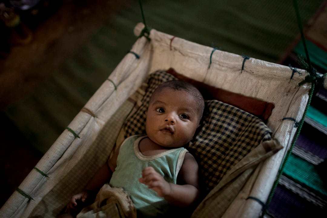 「M」的孩子剛從睡夢中醒來。