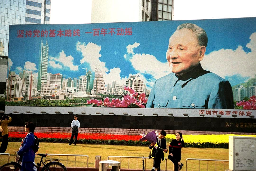 邓小平坚信经济兴旺，才是共产党专政的唯一可靠的基础。所以他不但喊出“让一部分人先富起来”的口号，而且公开禁绝“姓社姓资”的争论。