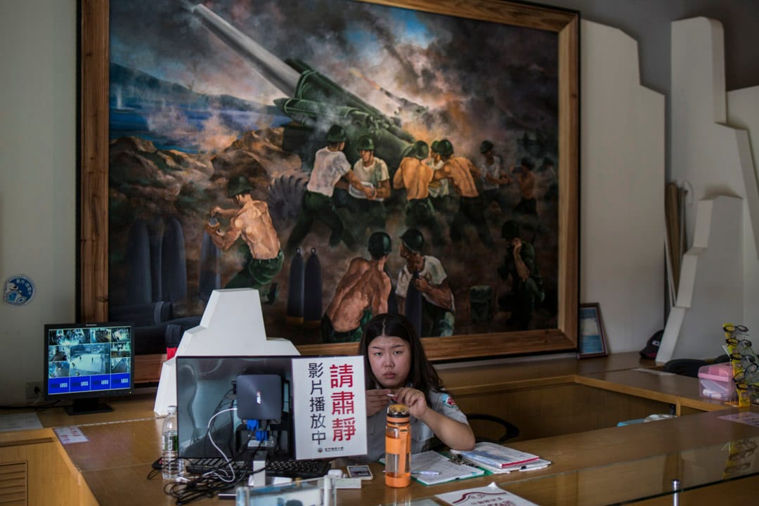 2018年8月18日，在湖井头战史馆的工作人员，背后是砲战油画。