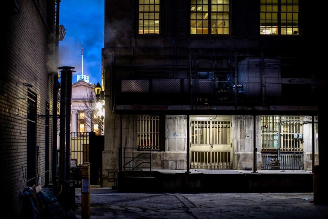 2018年1月10日，美国华盛顿，弗里德曼银行的后门藏著一个秘密通道出口，门后是两段通往白宫的秘密隧道。第一段是经宾夕法尼亚大道地底往财政部大楼，第二段是由财政部大楼经东行政大道往白宫东翼。隧道在二战中偷袭珍珠港事件后兴建的，但其后被东翼底下的总统紧急行动中心取代。