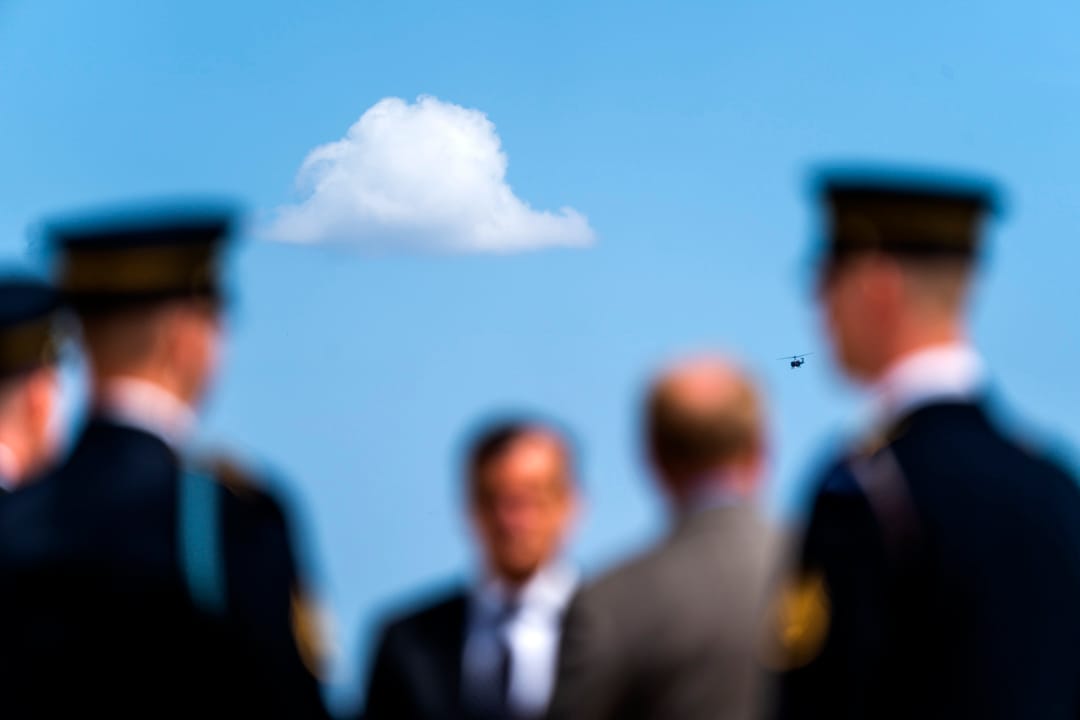 2018年5月25日，美国华盛顿，美国空军UH-1直升机在空中进行实战演习。其首要任务就是当灾难发生时，将白宫高官迅速安全转移至末日防空洞。