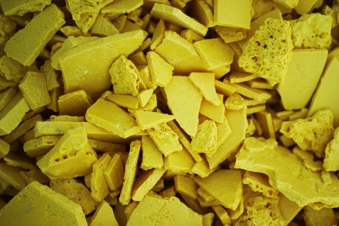 每天搬运大量的硫磺，但平均据只有约5至7美元的收入。