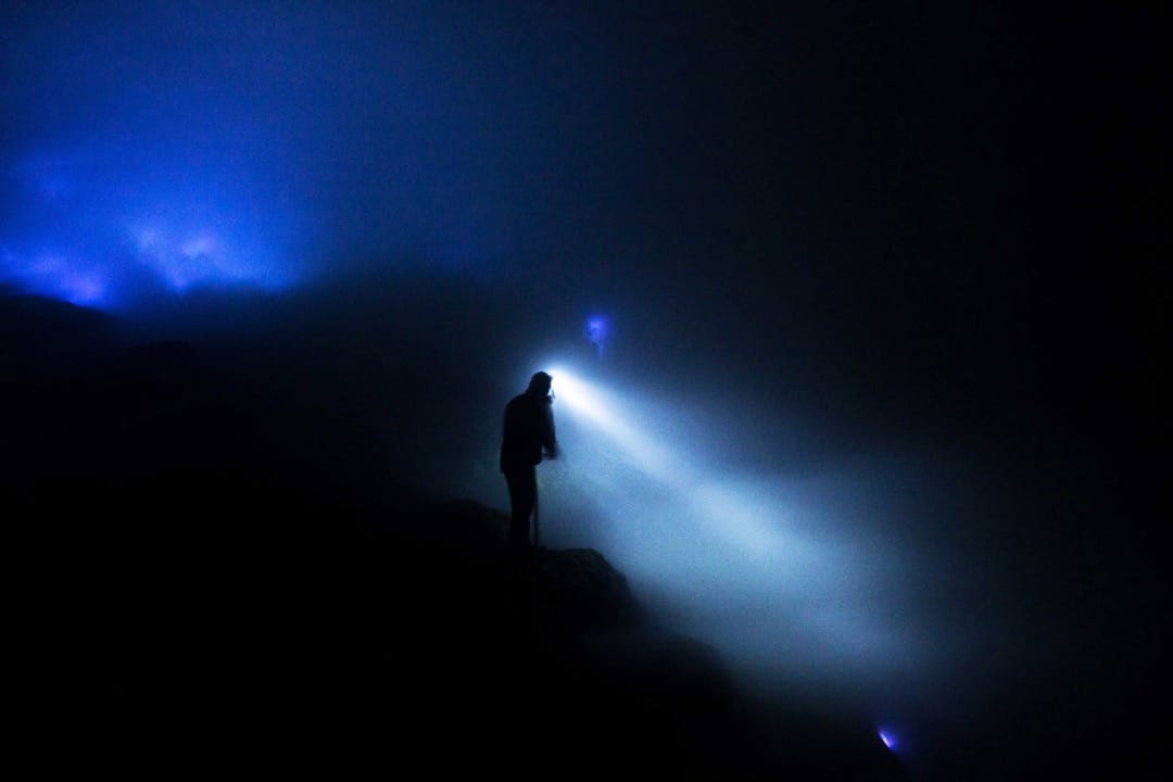 到了晚上，伊真火山会喷发出蓝色岩浆和火焰，美艳景色的背后，一群工人仍冒著生命危险默默开采硫磺。