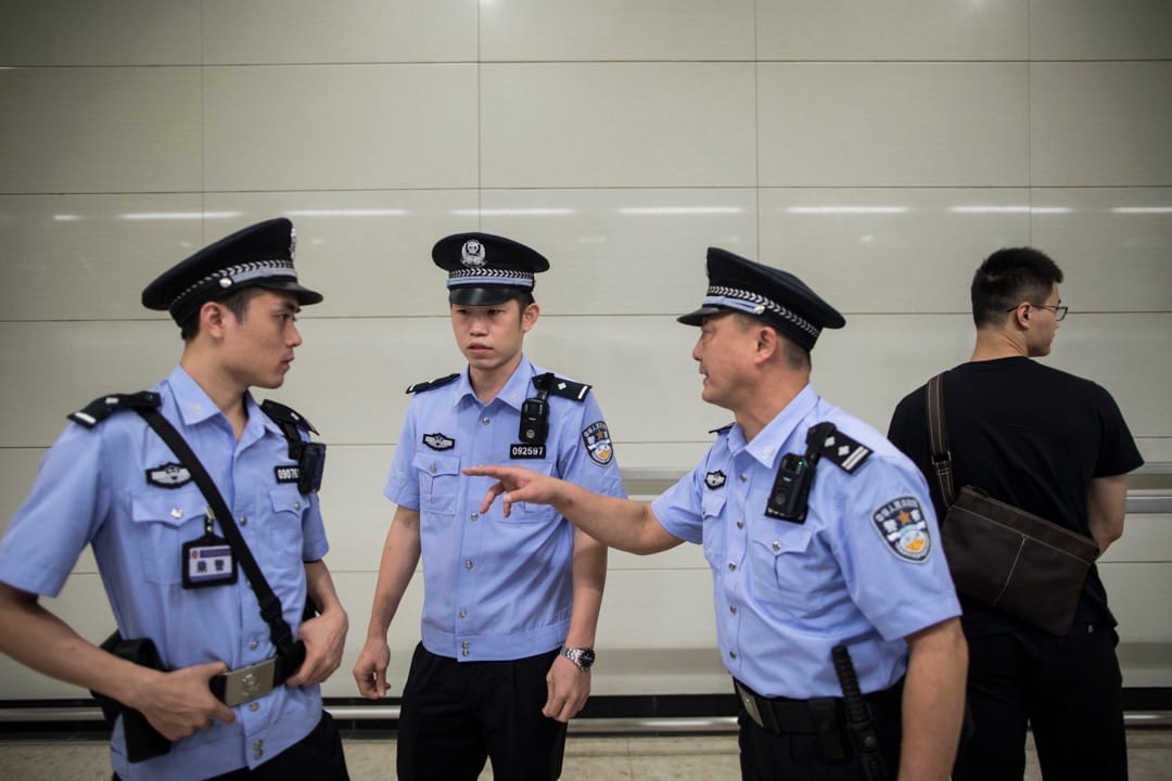 高鐵香港段香港西九龍站月台,數名公安在維持秩序。