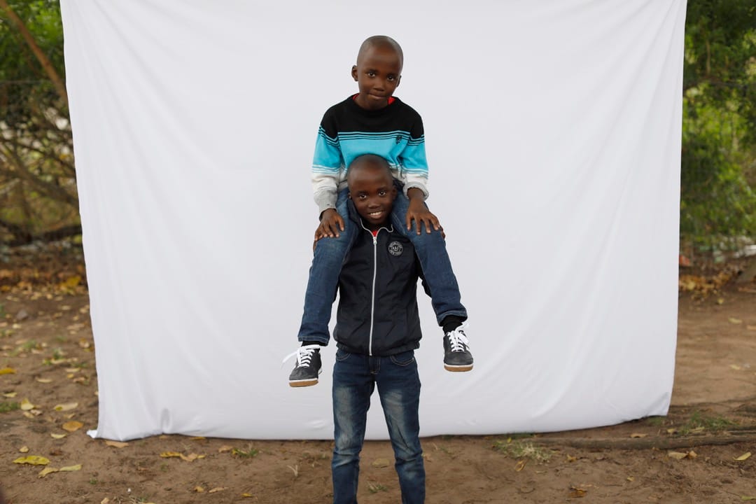 11歲雙胞胎Lindokuhle和Slindokuhle。