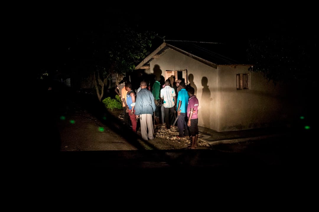 平民带上大弯刀自发到被民主同盟军搜掠过的民居寻找遗留的士兵。民众近年饱受战火蹂躏,对政府军深感不满,政府军抵达时,民众更向政府军抛石头。