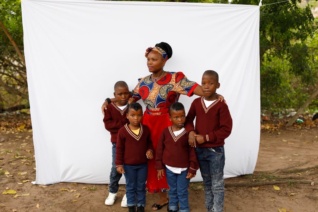 Jabulise Mkhize與自己的兩對雙胞胎兒子。