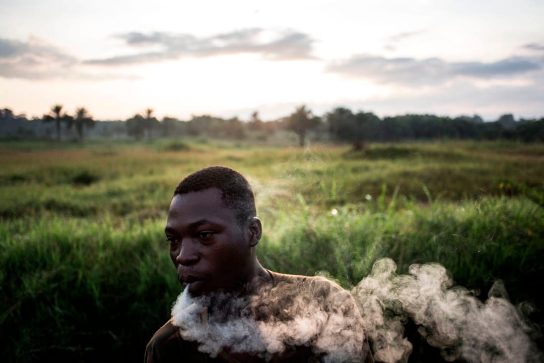 一名政府军士兵在晨训前抽烟。