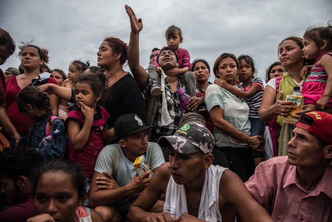 2018年10月19日，移民大队在分隔危地马拉与墨西哥的苏恰特河上的边境桥，等候墨西哥方面开闸过桥。墨西哥当局早前把这条来往危地马拉的通道关闭。