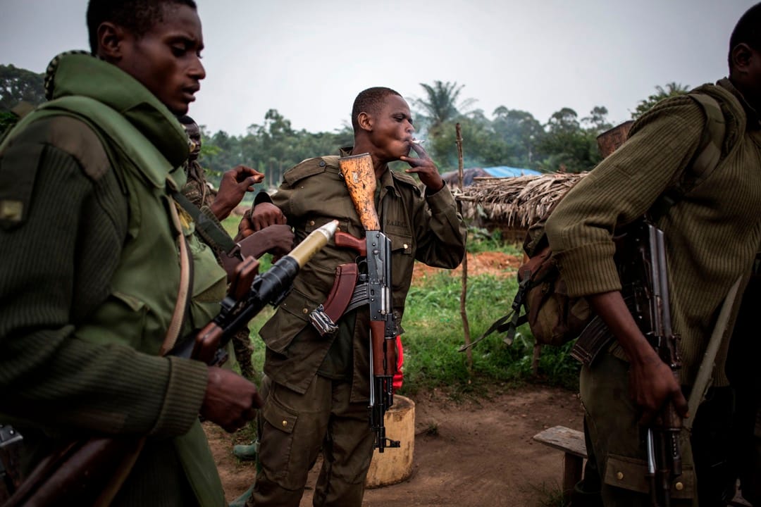 政府军士兵在基地内轮流分享一支烟。