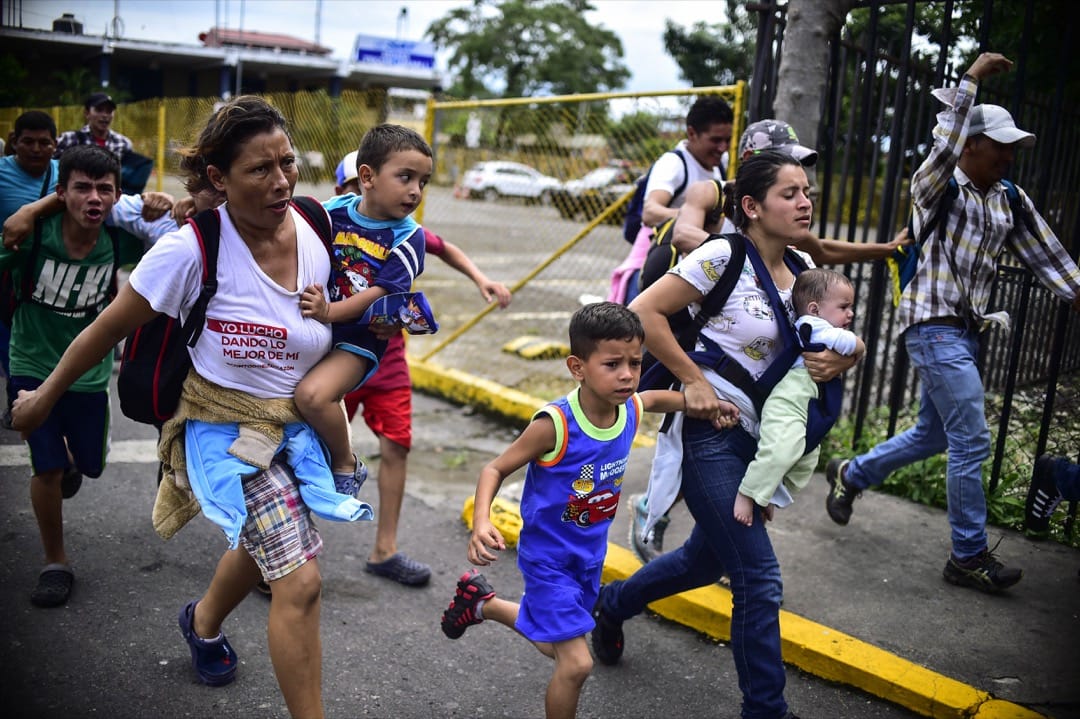 2018年10月19日，移民大队刚从危地马拉边境突围，向著接壤墨西哥的国际边境桥奔跑。
