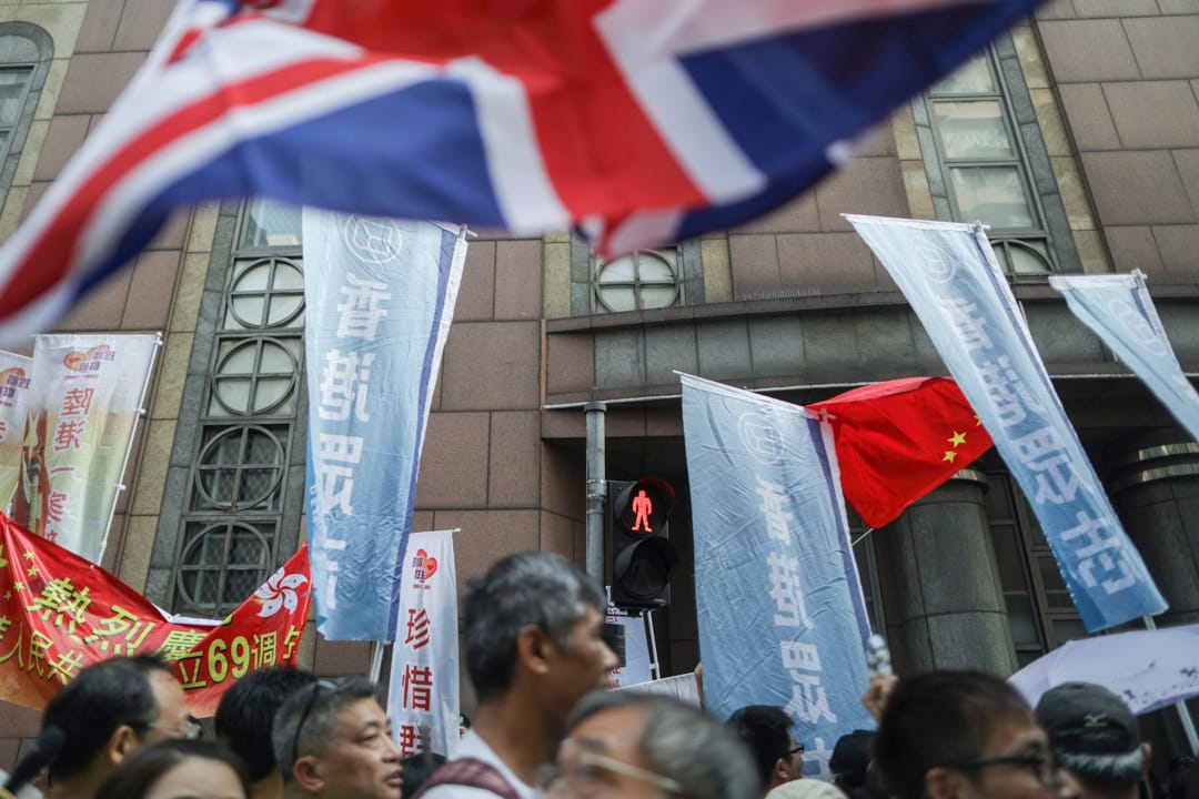 民陣十一遊行隊伍經過愛國團體，期間互相指罵。