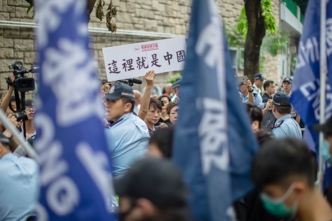 學生獨立聯盟在修頓球場集合，部分人手持「香港獨立」旗幟，二十多名手持「愛護香港力量」、「這裡就是中國」標語的人士包圍他們，並向他們叫囂。