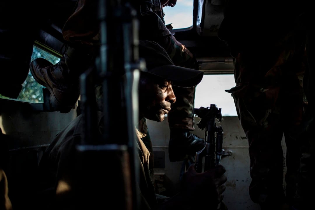 联合国维和部队中一名南非士兵正在Oicha市进行巡逻,防范民主同盟军突袭。