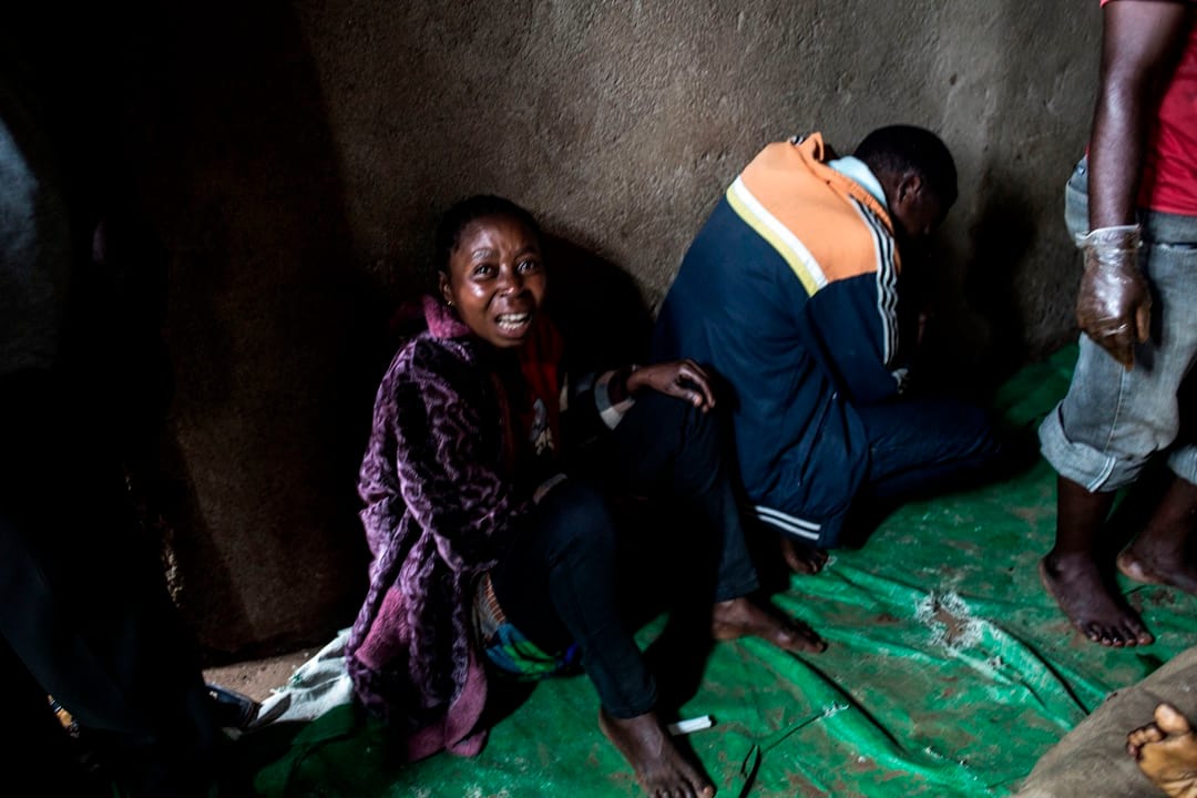 一名母亲据称两名儿子被民主同盟军杀害,哀恸不已。