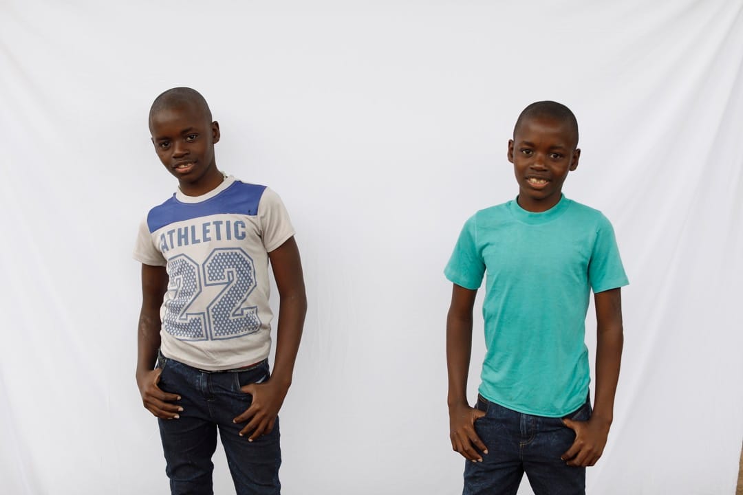 13歲雙胞胎Siphiwe和Phiwokuhle擺著相同的姿勢。