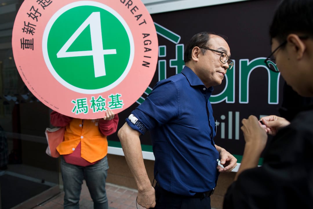 2018年11月25日，冯检基在何文田拉票并见记者。