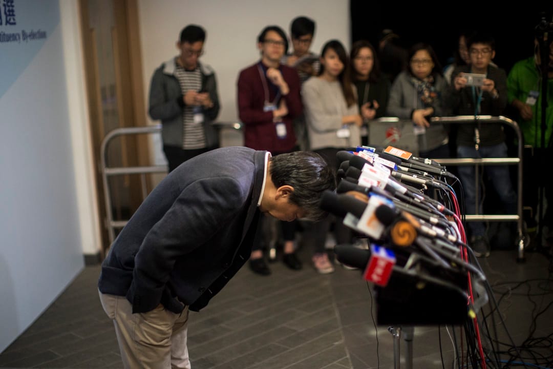 2018年11月26日凌晨， 落选的参选人李卓人于结果公布后会见传媒时，就败选向支持者鞠躬道歉。