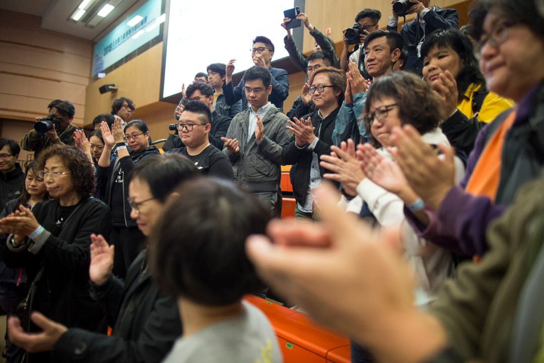 2018年11月26日凌晨， 落选的参选人李卓人到公众席与支持者会面，支持者拍掌为他打气。