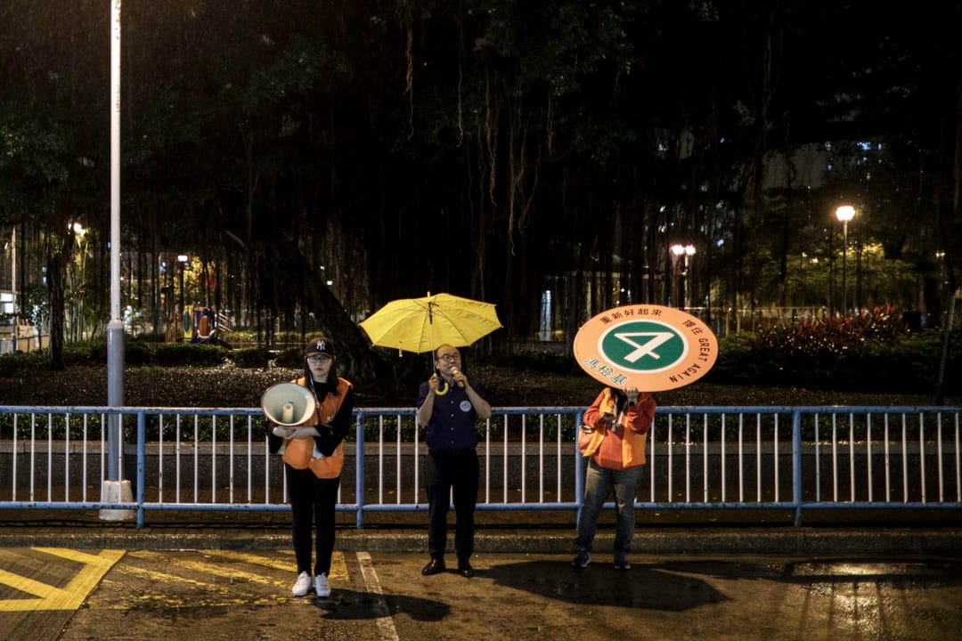 2018年11月25日，距离香港立法会九龙西补选投票结束还有数小时，候选人冯检基与二人团队尽最后努力到长沙湾丽阁村呼吁选民投票给他。