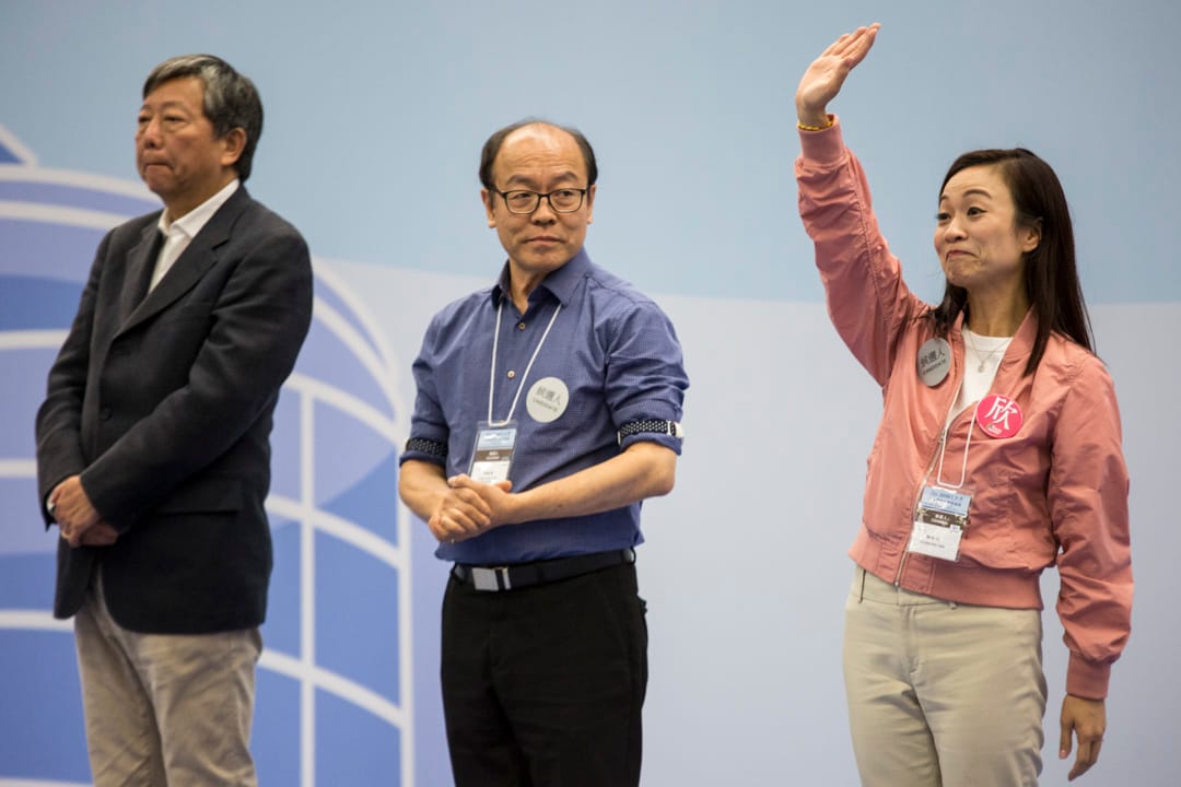 2018年11月26日凌晨， 选举主任宣布候选人陈凯欣所得票数一刻，陈凯欣向支持者挥手。