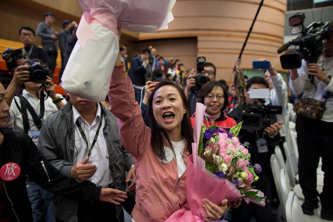 2018年11月26日凌晨， 胜出选举的参选人陈凯欣手持鲜花到公众席与支持者会面答谢。