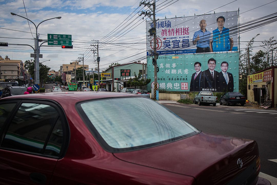 台中市印有韓國瑜的競選廣告。