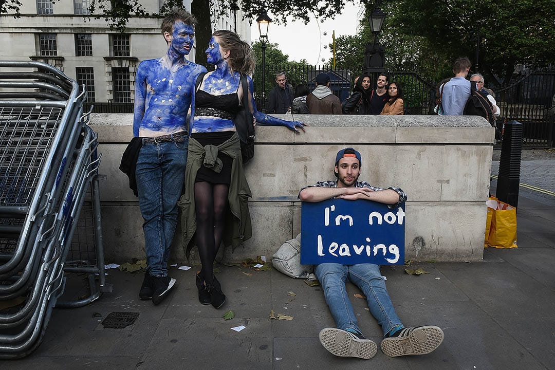 2016年6月24日,在英国唐宁街一对年轻夫妇身上绘上欧盟旗,反对英国脱欧。