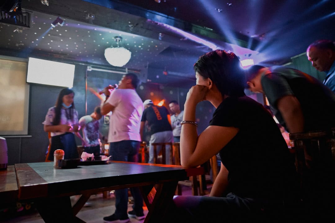 同志酒吧正中一側有個三平米的舞台，舞台對面另一側有一根鋼管，許多客人看見總忍不住要攀上去耍，加上桌邊有人拿着話筒對着屏幕唱歌，整個酒吧看起來更像一個能坐60人的ktv包廂。