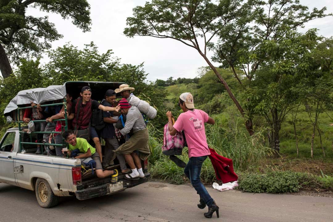 一群LGBT移民搭顺风车前往多纳吉。