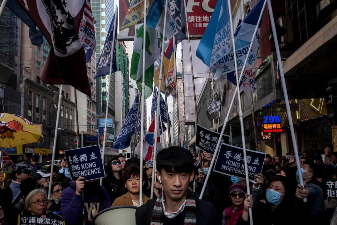 香港民族阵线发言人梁颂恒与港独游行队伍。