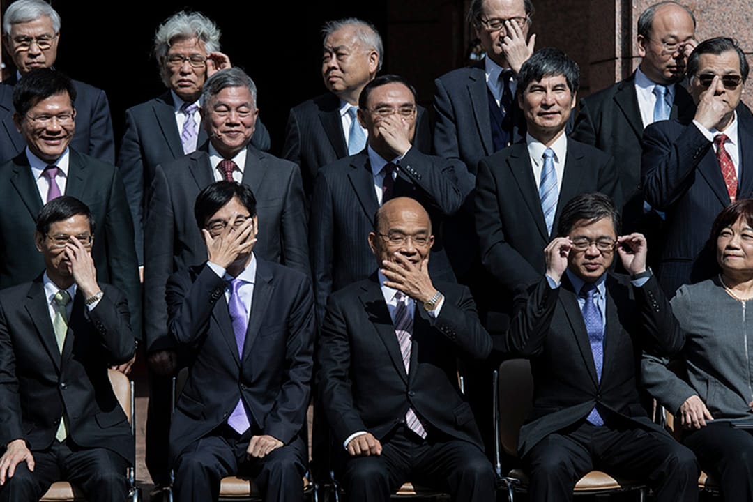 歷經一場近乎全國翻盤的選舉慘敗後，民進黨政治人物像是突然開竅一般，積極擁抱社群媒體。 圖為2019年1月14日，陳其邁及蘇貞昌出席行政院聯合交接典禮後大合照。