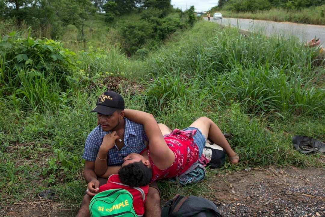 一对同性恋情侣在路边等待前往萨尤拉的顺风车。