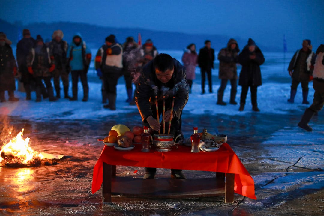 渔民在冬捕前，进行祭湖醒网仪式，祭祀天父、地母、湖神，祈佑万物生灵永续繁衍，族人平安，并祈祷每网入湖，多出“红网”。