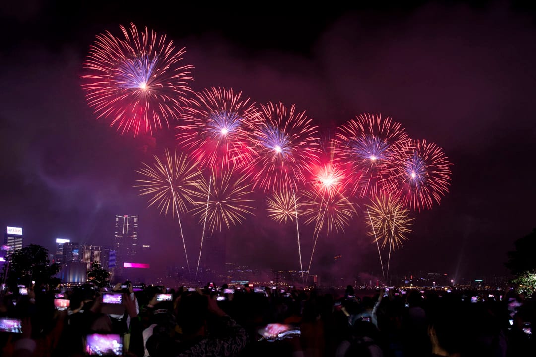 大年初二，市民在添马公园观赏贺岁烟花。