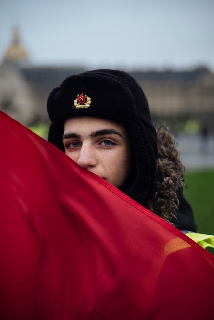 17岁学生Rafael戴上一顶挂著代表共产主义的锤子与镰刀标志的苏联毛帽，参加这天的示威活动。